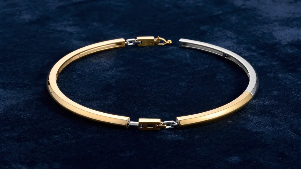 Collier démonté en trois parties sur tissu de velours bleu nuit montrant le mécanisme de séparation invisible