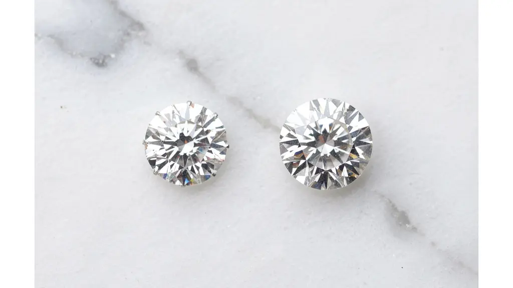 Comparaison visuelle entre un diamant parfaitement taillé et un diamant mal proportionné