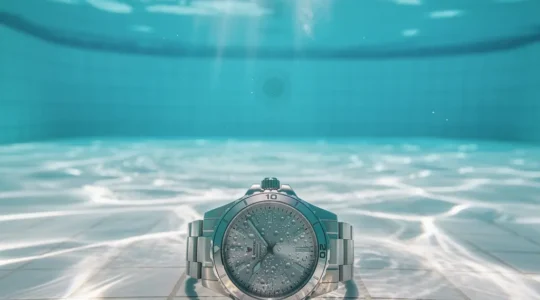Montre de plongée immergée dans une piscine avec couronne vissée visible et lunette rotative