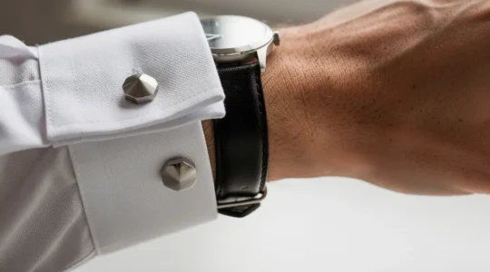 Montre ultra-fine glissant sous une manchette de chemise mousquetaire élégante