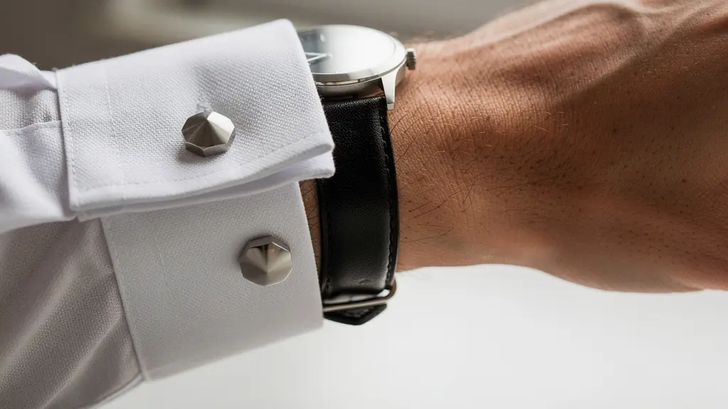 Montre ultra-fine glissant sous une manchette de chemise mousquetaire élégante